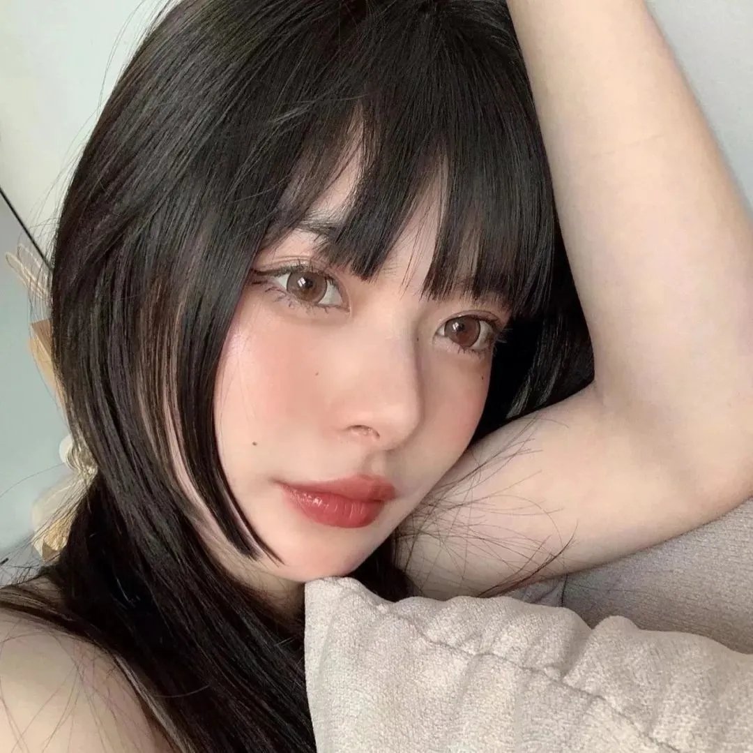 她背后的那双手